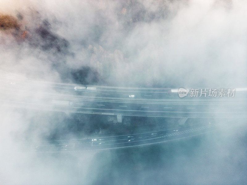 雾中高速公路的鸟瞰图