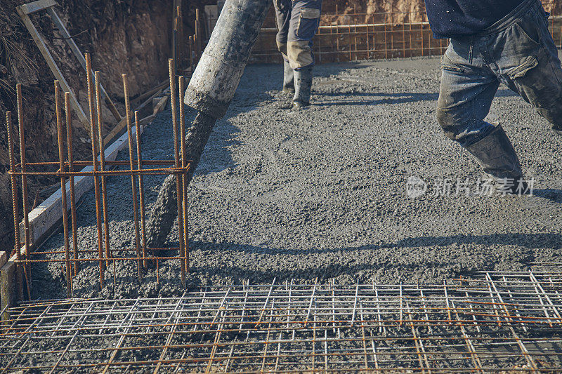 用混凝土泵将混凝土浇筑在预设的钢筋网内