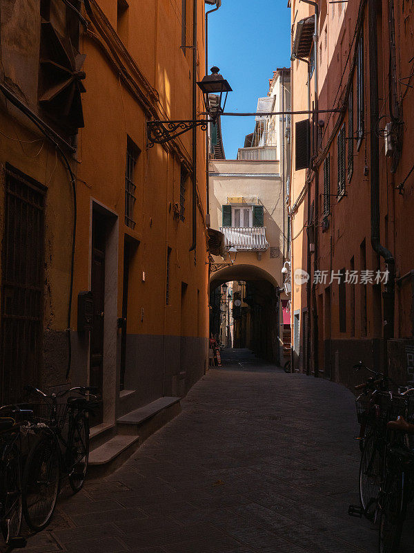 意大利托斯卡纳区比萨的窄街，有古墙和古色古香的灯柱