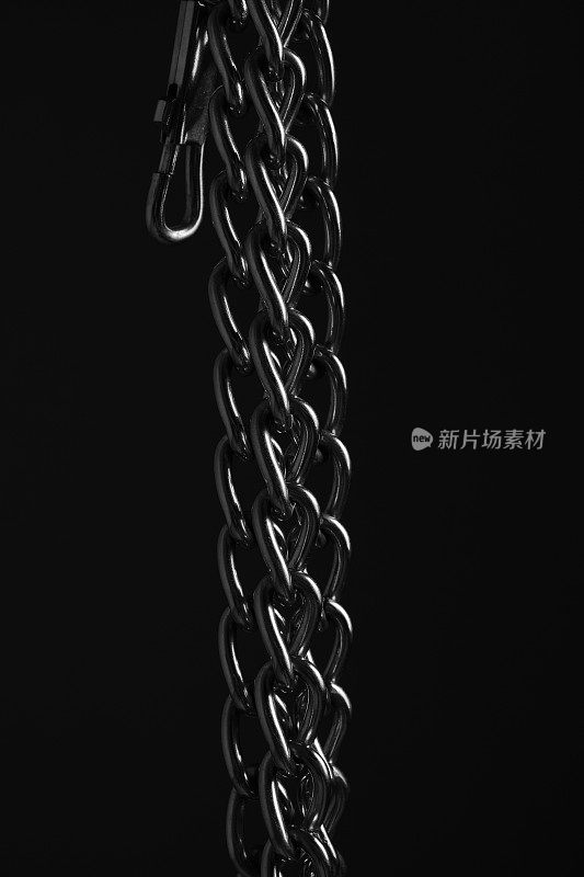 镀镍金属链与锁环黑色背景。