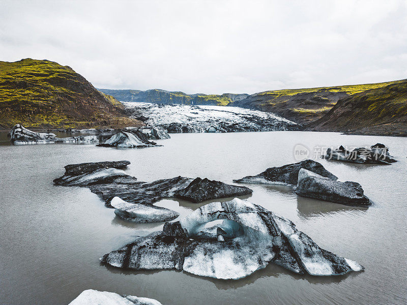 冰融化在冰川湖-冰岛