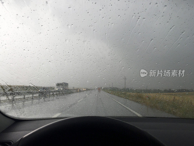 雨天驾驶