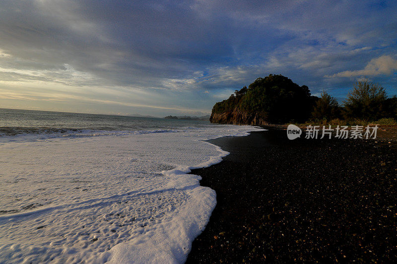 白色的海浪和黑色的沙滩