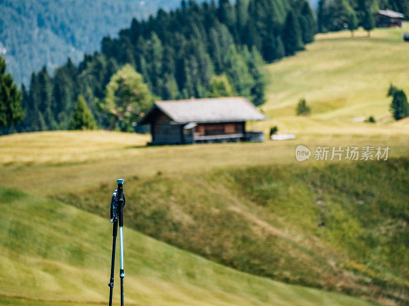 背景是小木屋的登山杆