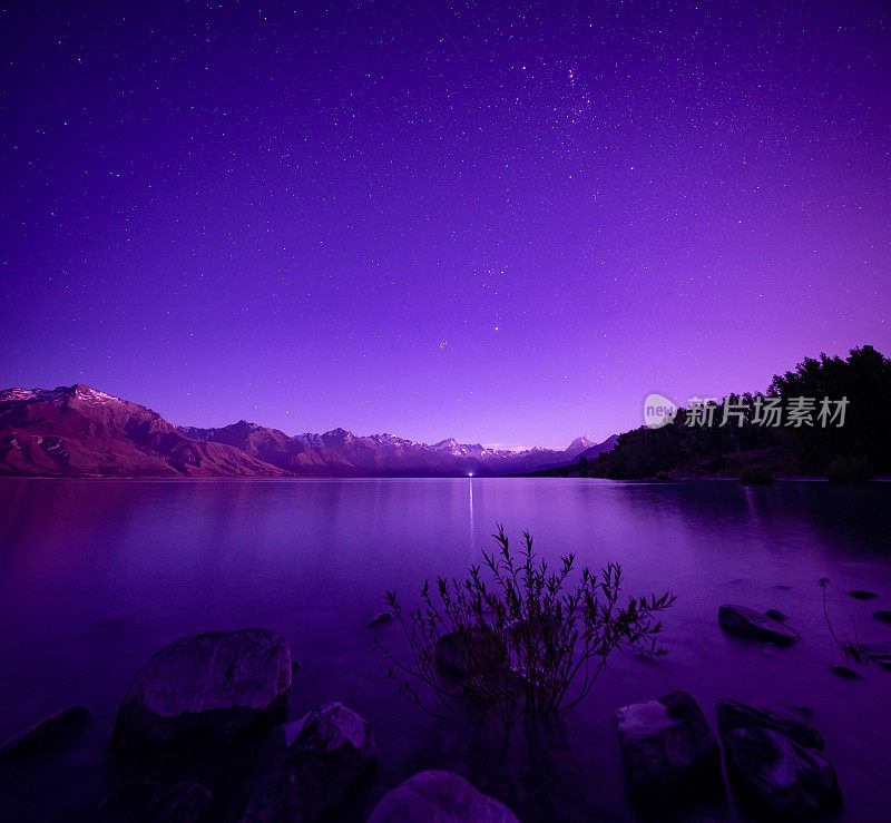 普卡基湖之夜，库克山为背景。