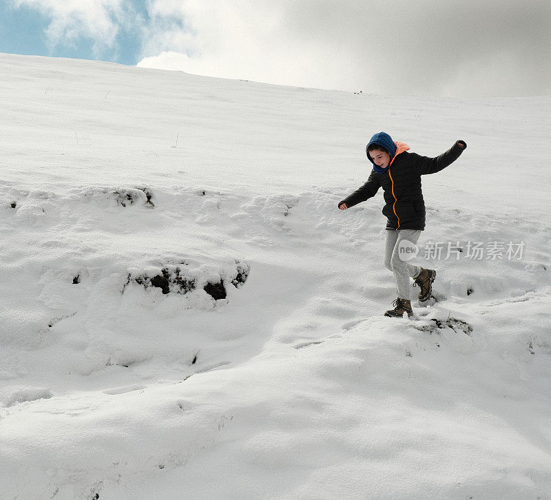 人们享受大自然。雪徒步旅行