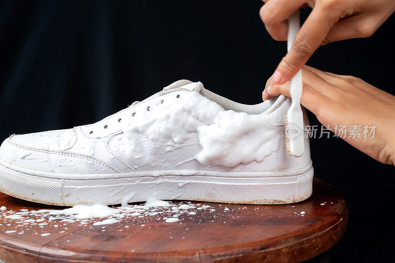 白色皮鞋上的清洁泡沫