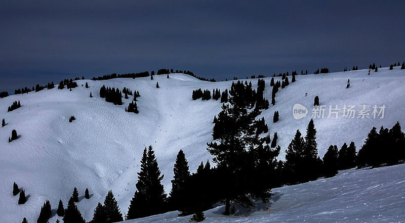 远处的冬季景观
科罗拉多州Vail滑雪胜地的背碗。