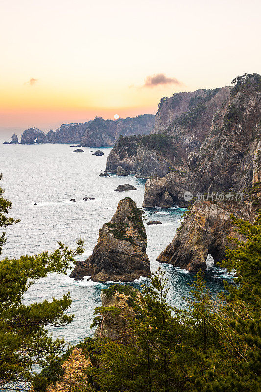 三陆海岸的岩石海岸线-岩手，日本北部