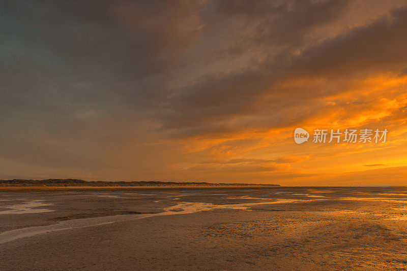 在一天结束的时候，Senset在Schiermonnikoog岛的海滩上