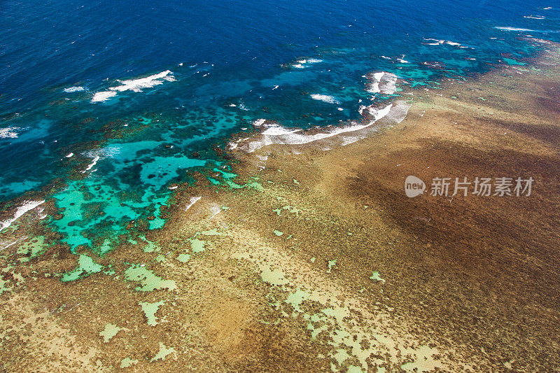 晴朗晴天的大堡礁鸟瞰图