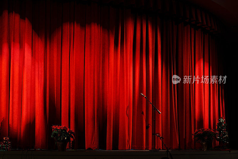 红色窗帘和麦克风，舞台上没有人
