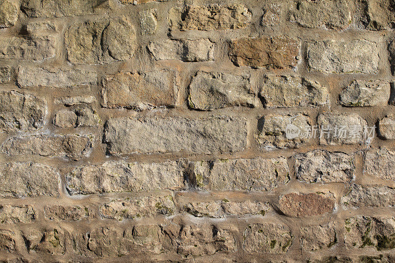 老手使用水泥石灰石或砂岩块建造英式石墙细节。