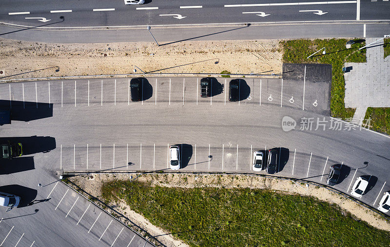 乡间小路和停车场