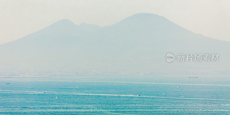 那不勒斯的维苏威火山。意大利。那不勒斯湾。伊特鲁里亚海