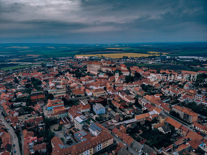 捷克共和国米库洛夫鸟瞰图。无人机风景摄影。老建筑，闹市区。