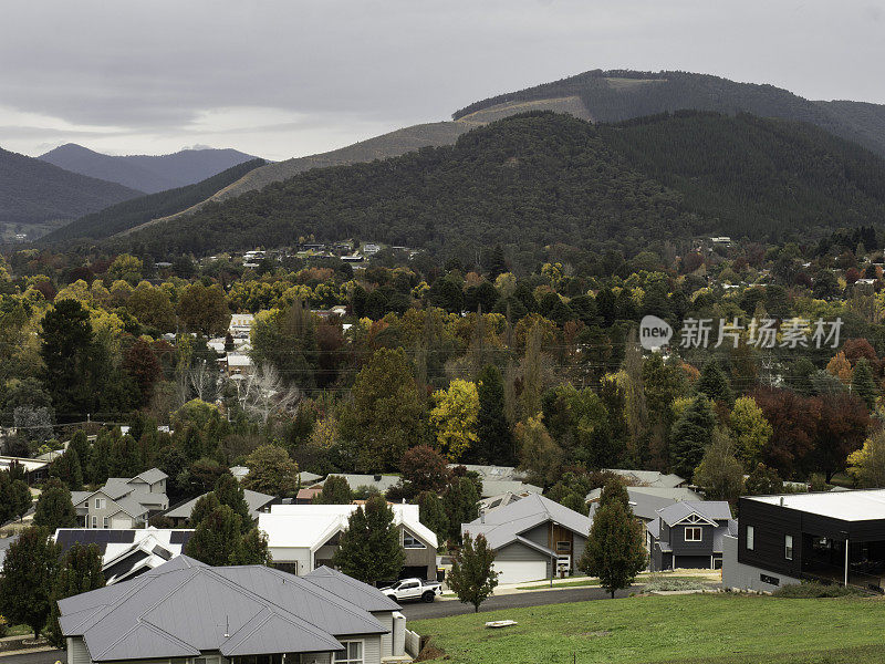 秋天山谷的郊区