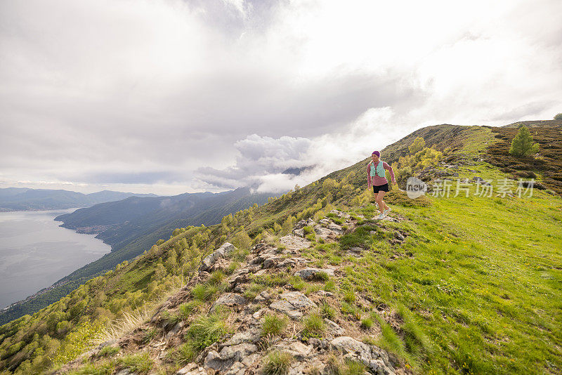 登山运动员攀登山脊