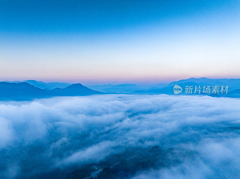 航拍山上美丽的日出和云海