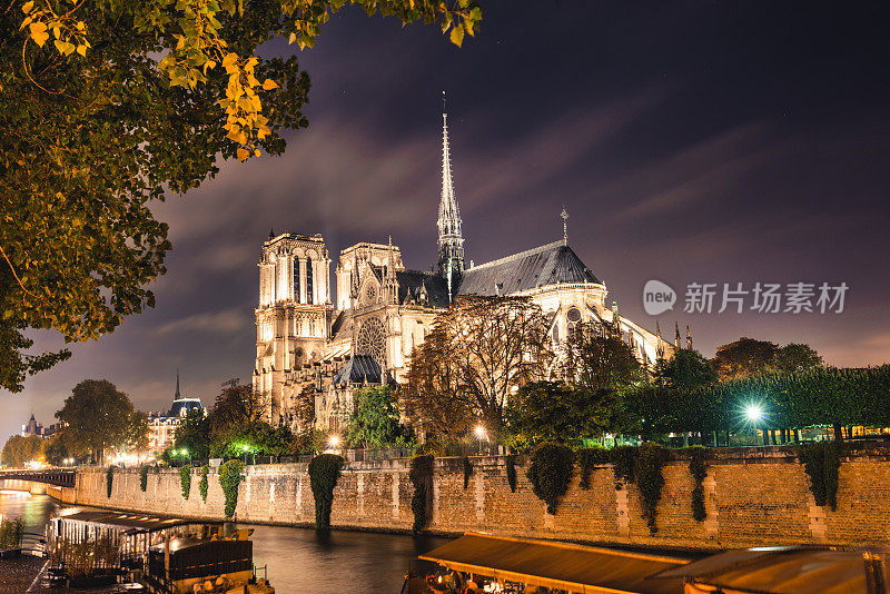 巴黎圣母院的夜景