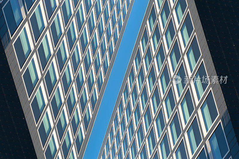 抽象的建筑在清澈的蓝天上相遇