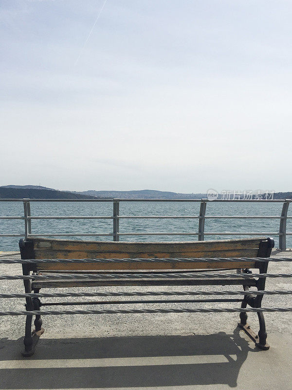 海滨公园里空荡荡的长椅