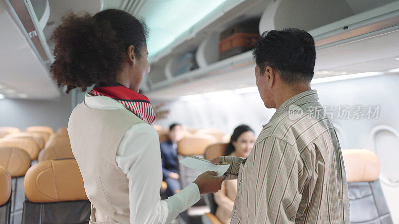 女空乘人员检查乘客登机牌，欢迎乘客登机。女乘务员在飞机上向乘客打招呼。航空公司的概念