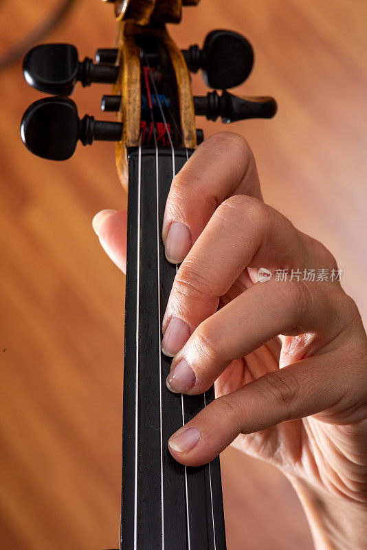 拉小提琴的人伸出握着琴弓的手