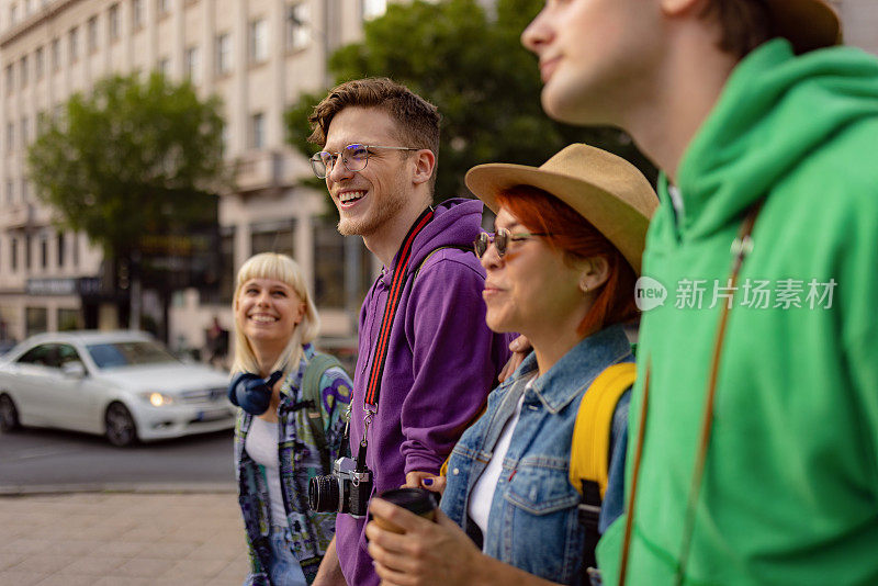 一群快乐的游客在探索这座城市的同时享受着乐趣。