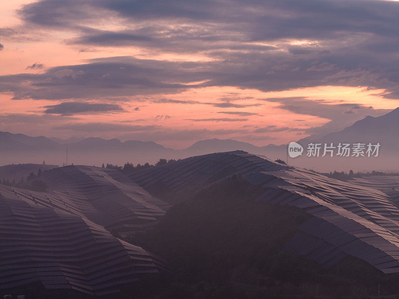 夕阳中的太阳能光伏电站