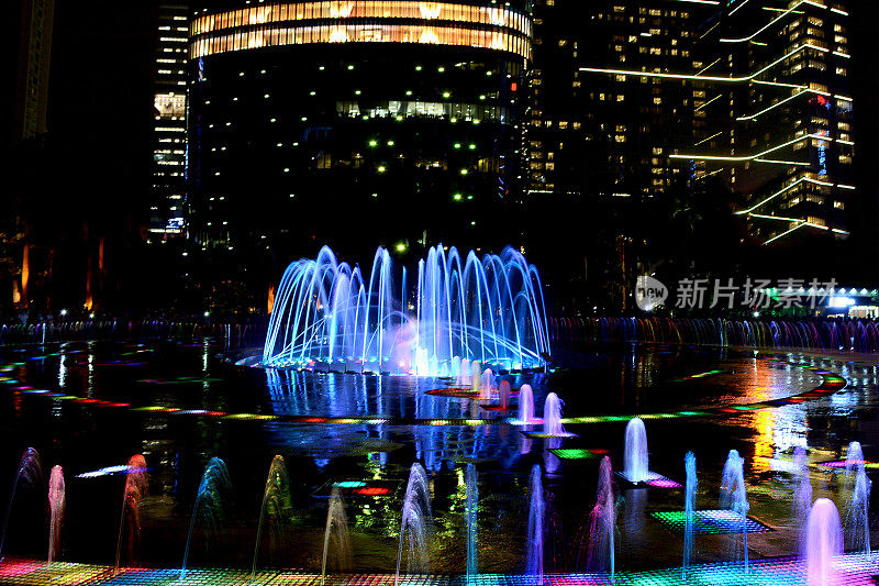 中国广州市中心灯光歌唱喷泉的夜景