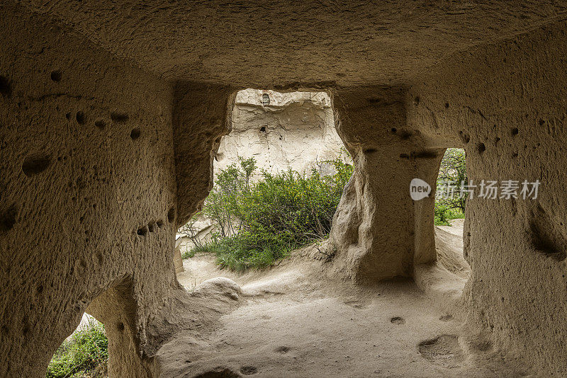 在土耳其卡帕多西亚的泽尔夫山谷，透过被称为仙女烟囱的岩层雕刻而成的洞穴房屋