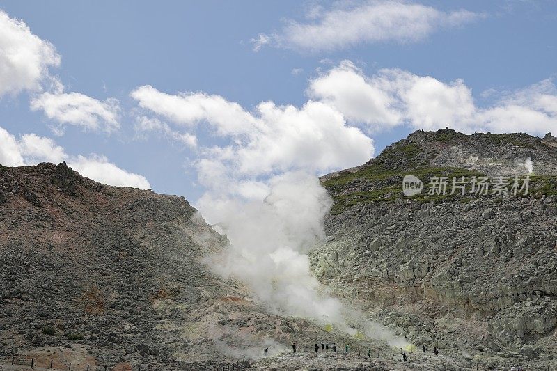 在日本北海道，爱吾山排放硫磺气体