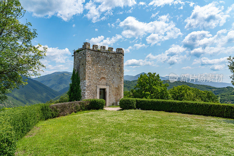 中世纪的塔，拉布罗拉齐奥意大利