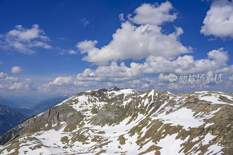 大格洛克纳山脉附近的奥地利阿尔卑斯山的雪峰