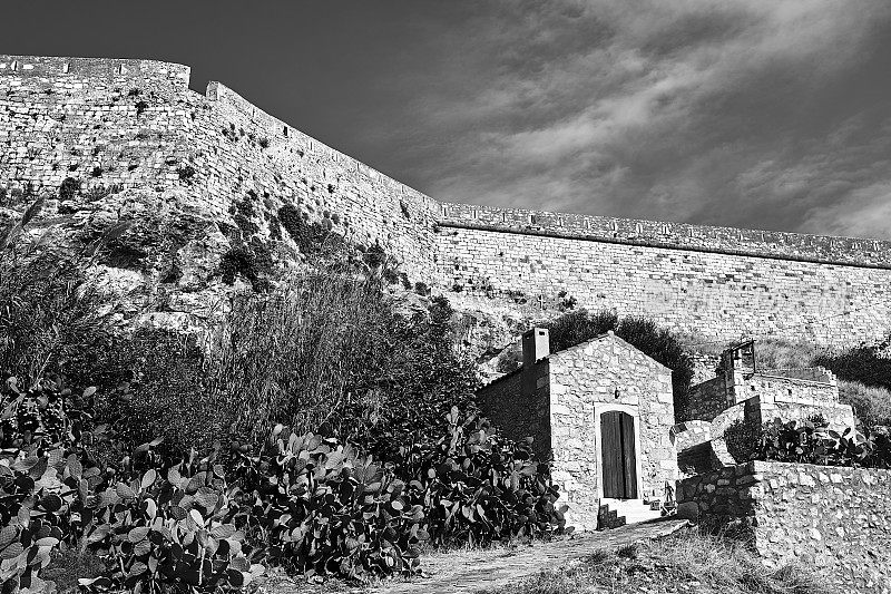克里特岛雷希姆诺城威尼斯要塞的东正教教堂和石制防御工事