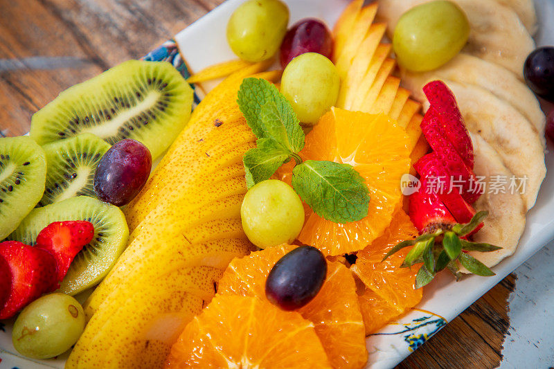 餐厅餐桌上托盘上的水果片特写