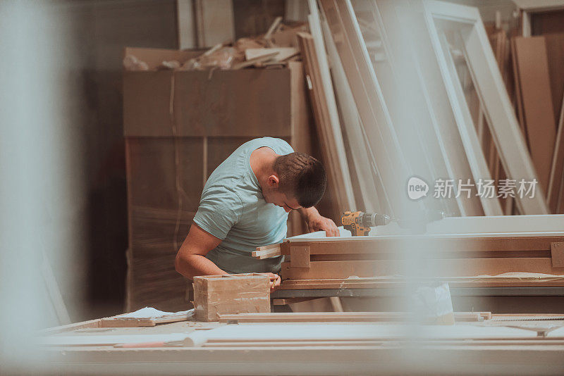 木工行业的熟练工人熟练地利用现代机械加工和准备木门，展示了传统工艺和尖端技术在高品质木材生产中的无缝融合