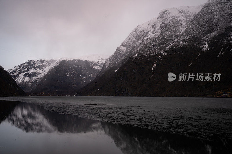 挪威的户外风景:冬季的峡湾景观