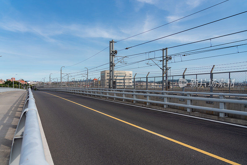 天空下空荡荡的跨海公路