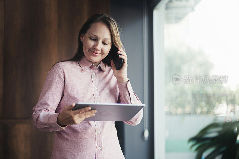 女商人白天在办公室使用平板电脑