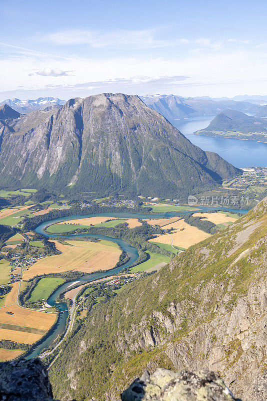 Romsdal徒步旅行，从山顶俯瞰下面的河流和峡湾的壮丽景色