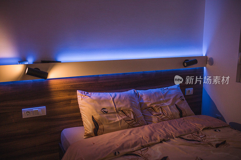 蓝色霓虹灯下舒适的卧室