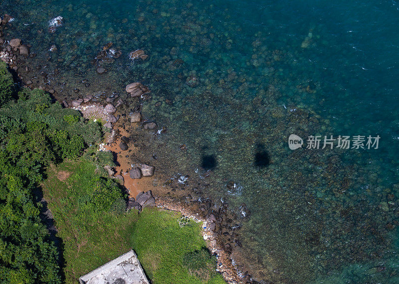 航拍的蓝色海滩与岩石海滩的安托伊岛，富国岛，江省