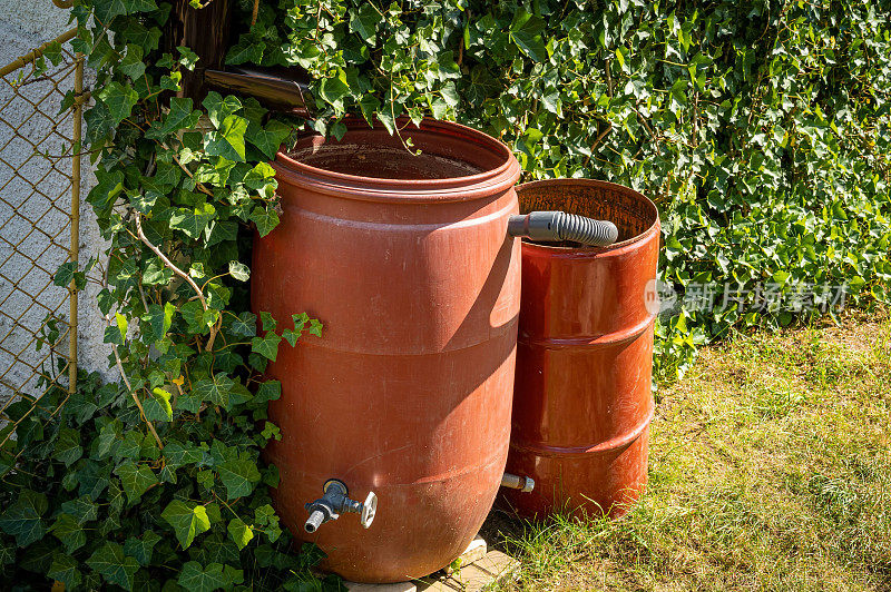 花园雨水收集用的雨水罐