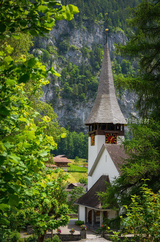 Lauterbrunnen旅游山谷中的传统高山村庄。Lauterbrunnen村教堂-伯尔尼州，瑞士。世界上最受欢迎的地方。联合国教科文组织世界遗产，瑞士