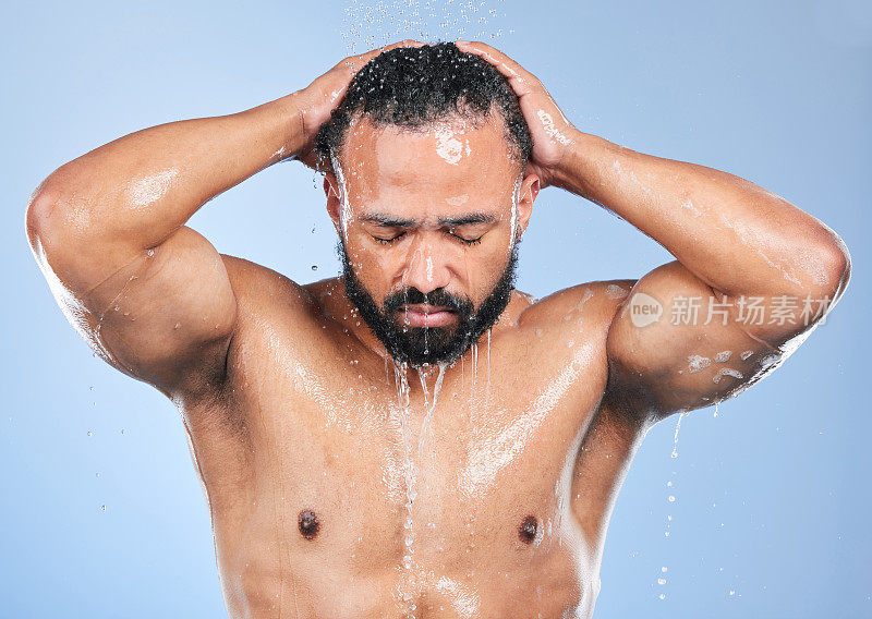 淋浴，洗头和男子用水在工作室清洁，卫生和皮肤护理蓝色背景。皮肤科，浴室和人滴或飞溅健康，美容和自我护理
