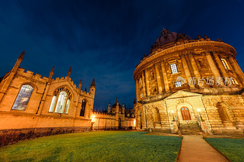 牛津大学的拉德克利夫照相机，在星光灿烂的春夜，英国