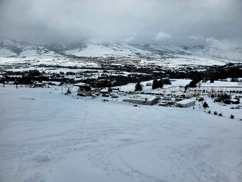 深粉日在北欧山谷滑雪胜地，犹他州。