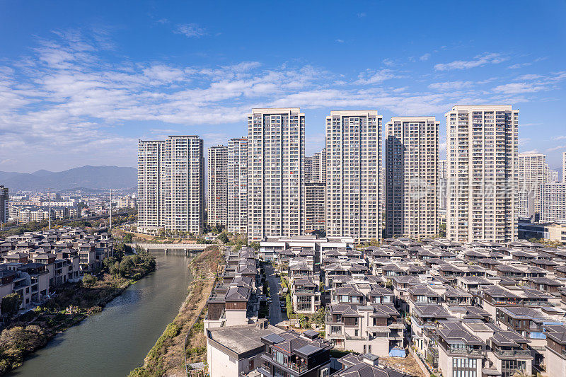 俯瞰大城市高层住宅和别墅建筑群